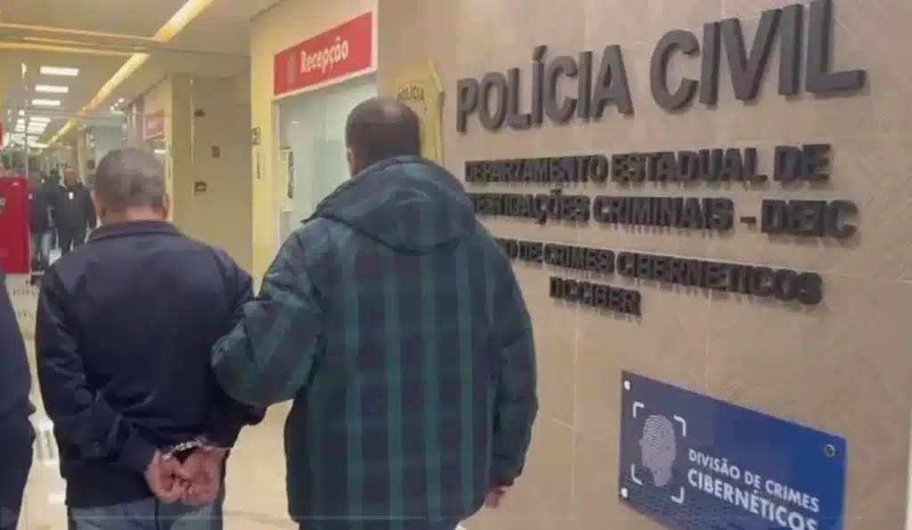 A prisão do suspeito, de 48 anos, ocorreu na casa dele, na região de Taipas, zona norte de São Paulo | Foto: Polícia Civil SP
