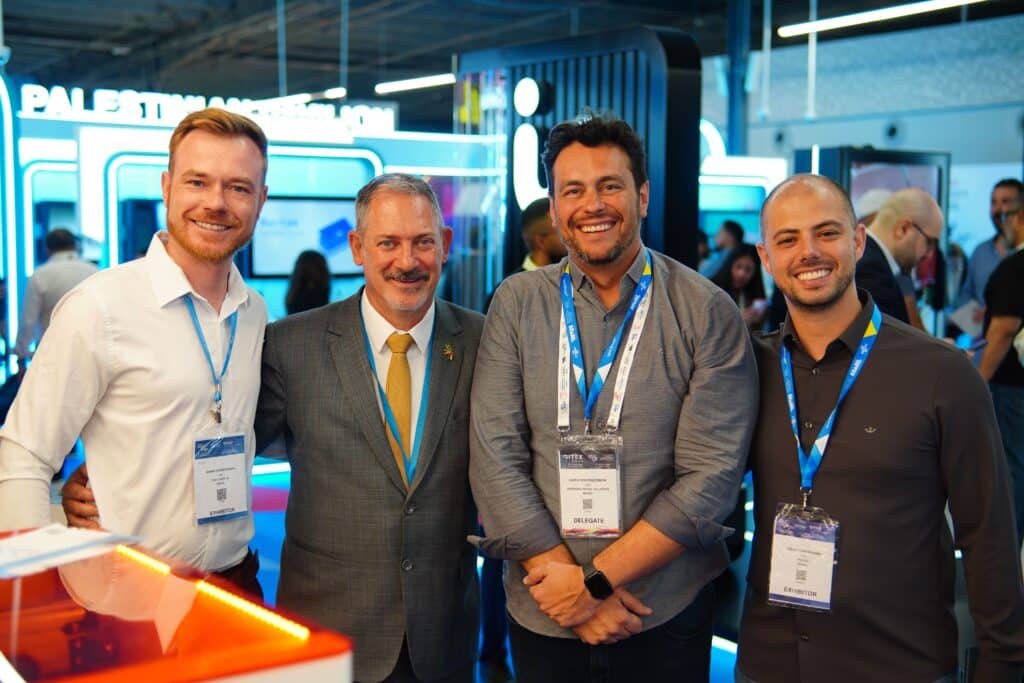 representantes das startups due laser e veczen com sidney romeiro, embaixador do brasil nos emirados Árabes unidos e diego chierighini, do inaitec divulgação