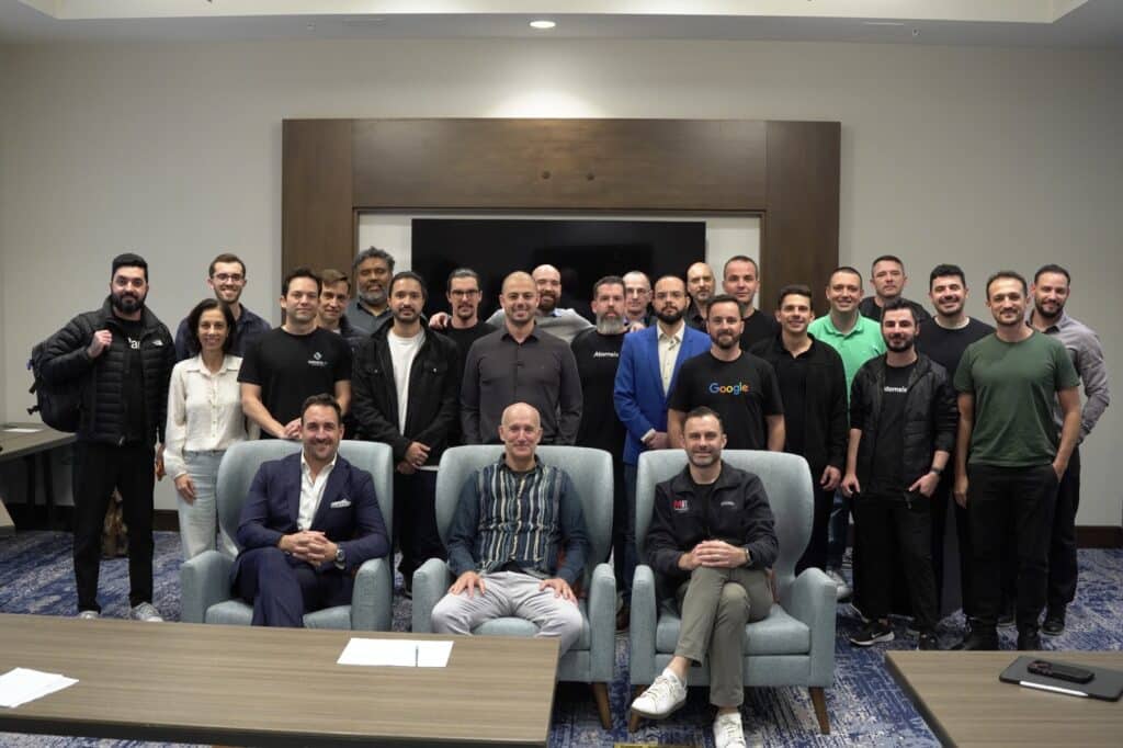 Startups brasileiras vivem experiência inédita em “Shark Tank” no Vale do Silício os três jurados do 'shark tank' do vale do silício e comitiva de líderes de startups de sc divulgação