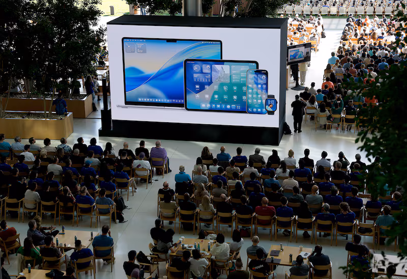 Apple vai investir em computadores low cost Apple prepara notebook ‘low cost’ para desafiar modelos com Windows e ChromeOS |Empresa planeja vender o novo dispositivo por menos de US$ 1.000, e vai usar componentes menos avançados(Photographer: Justin Sullivan/Ge/Justin Sullivan)