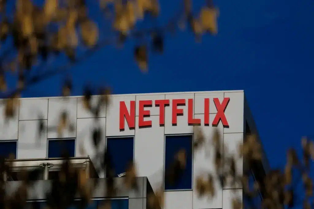 Negócio entre Warner Bros e Netflix vai enfrentar obstáculos antitruste Logo da Netflix em Los Angeles • 2/12/2025. REUTERS/Mike Blake