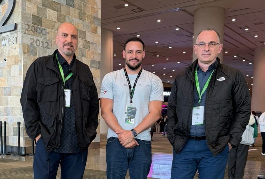Paulo Pina, CTO da multiagents, entre os diretores Arnaldo Zimmermann e Paulo Uriarte, da conscience foto: divulgação