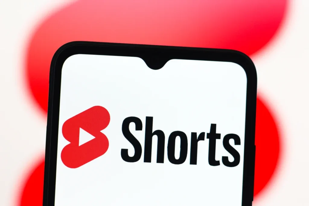 YouTube em breve permitirá que os criadores façam Shorts com sua própria semelhança de IA Créditos da imagem: Thomas Fuller/SOPA Images/LightRocket / Getty Images
