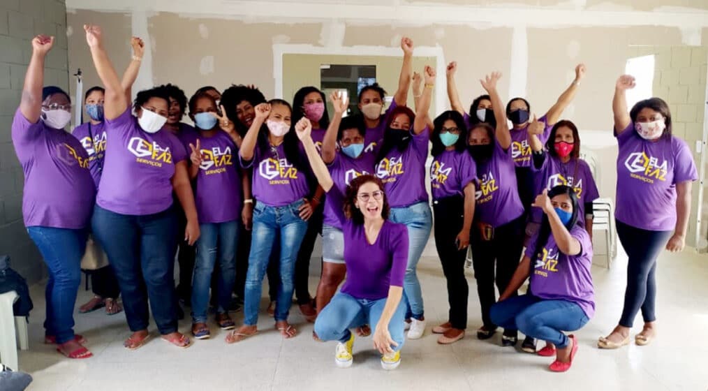ao centro lívia vianna, ceo da ela faz, com trabalhadoras que utilizam a plataforma da startup divulgação