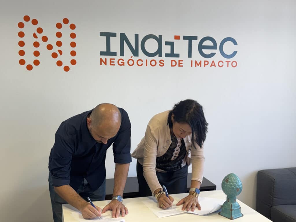 diego chierighini, diretor executivo do inaitec, e susana prado garcia, presidenta do 22@, assinando acordo de parceria divulgação