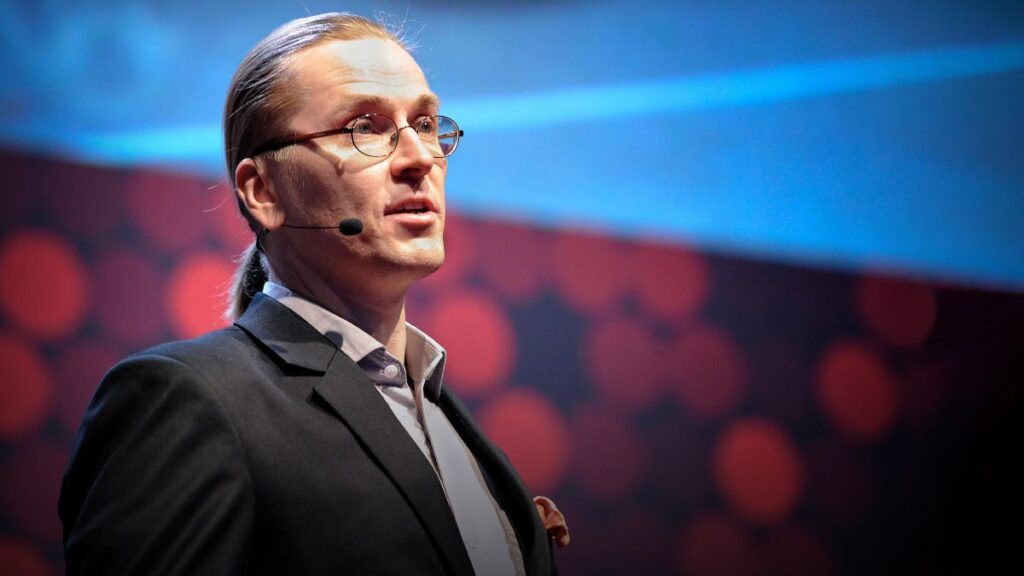 Após décadas combatendo malware, este veterano da cibersegurança agora está hackeando drones. mikkohypponen 2013x embed