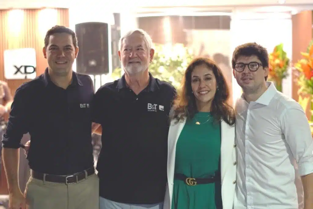 Grupo de participantes posa para foto durante evento corporativo e networking, reunindo profissionais em ambiente empresarial voltado a negócios, inovação e relacionamento institucional
