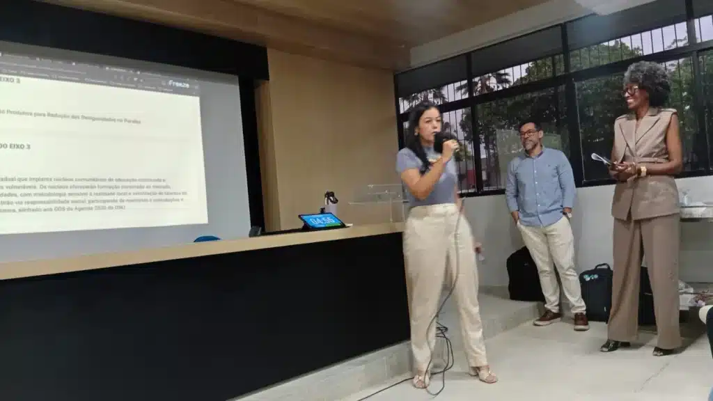 Renata Almeida falando sobre o eixo Promoção da inclusão social e o combate as desigualdades
