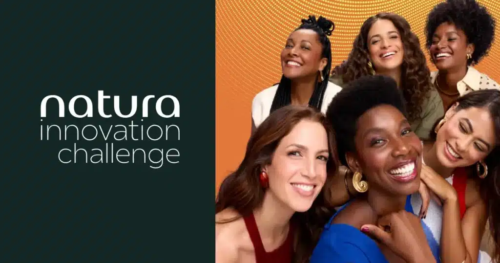 Banner do Natura Innovation Challenge. À esquerda, o logotipo do programa em fundo verde-escuro. À direita, grupo de cinco mulheres sorrindo e posando juntas diante de um fundo em tons de laranja, representando diversidade, inclusão, inovação e empreendedorismo feminino.