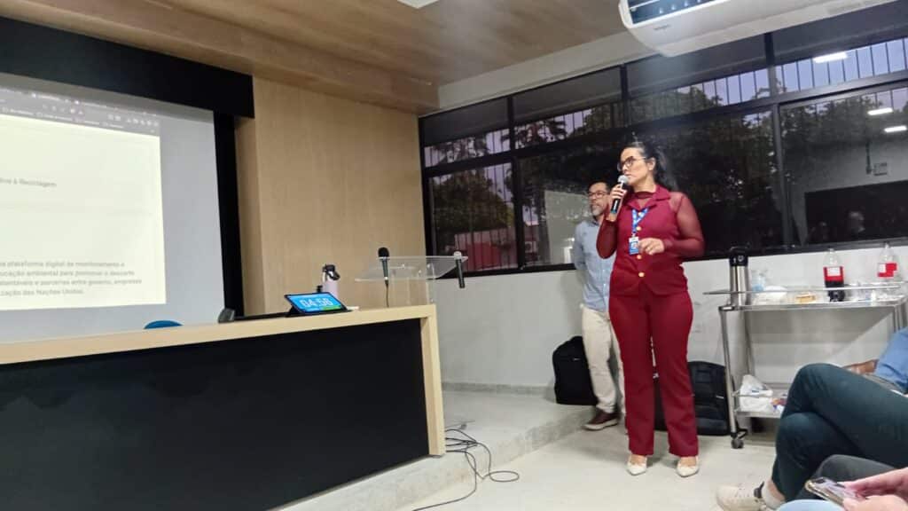 Iomara Policarpo falando sobre o eixo Inovação Tecnológica para o desenvolvimento sustentável