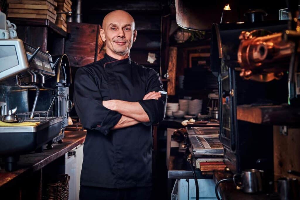 Salão Abrasel reúne fornecedores estratégicos e destaca experiências práticas para o dia a dia do setor Chef de cozinha em restaurante profissional durante rotina de trabalho no setor gastronômico