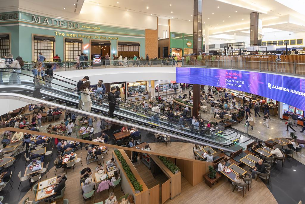 App da Almeida Junior revela tendências do comportamento do consumidor com análise de dados Cliente utiliza aplicativo da Almeida Junior em shopping center enquanto dados digitais são analisados para identificar tendências de consumo e melhorar a experiência no varejo.