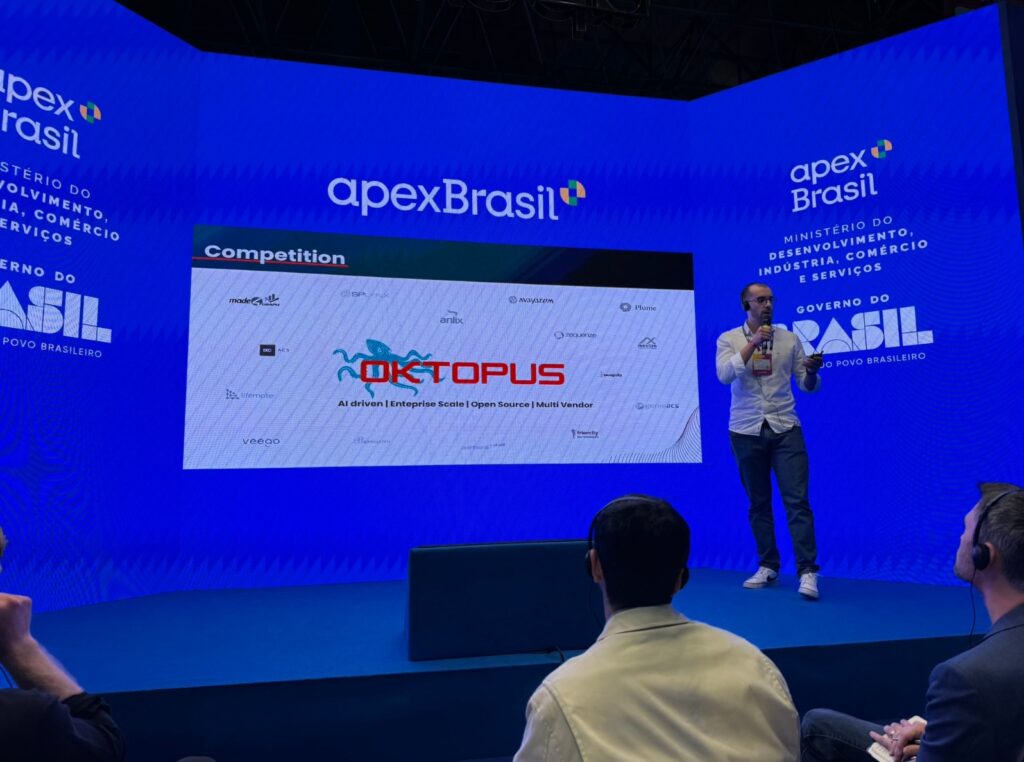 leandro machado, ceo da oktopus, apresentando painel sobre a empresa divulgação