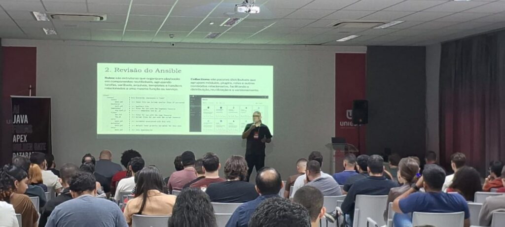 Rodrigo Lira em palestra sobre Ansible no GUOB Day