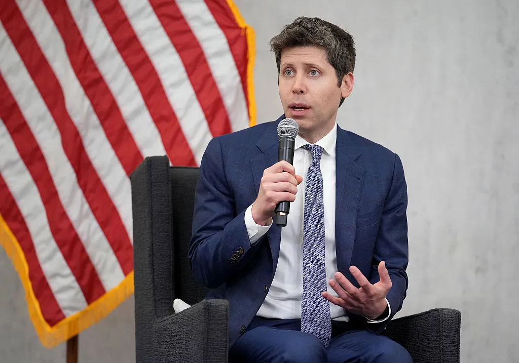 Sam Altman defende desacelerar avanço da IA e faz alerta inédito sobre riscos da tecnologia Sam Altman durante apresentação sobre inteligência artificial, representando o debate sobre desaceleração do desenvolvimento da IA e segurança tecnológica.
