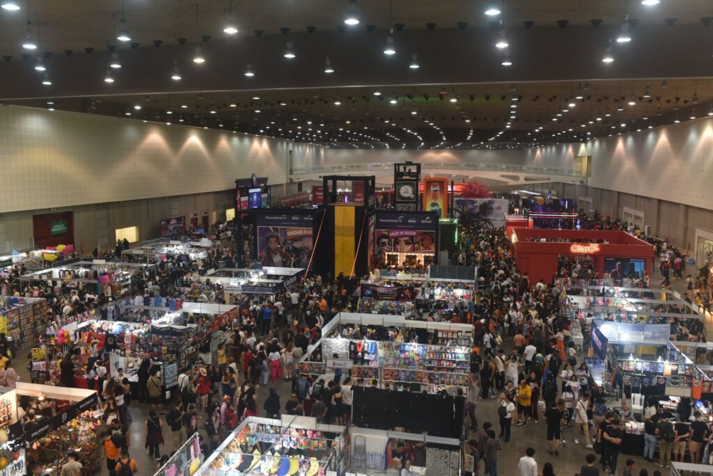 É hoje: Sana 2026 começa com estrelas de Hollywood e expectativa de 100 mil visitantes Vista panorâmica do Sana 2026, maior evento geek do Norte e Nordeste, realizado em Fortaleza, reunindo milhares de visitantes em estandes de cultura pop, games, tecnologia, quadrinhos, cosplay e entretenimento.