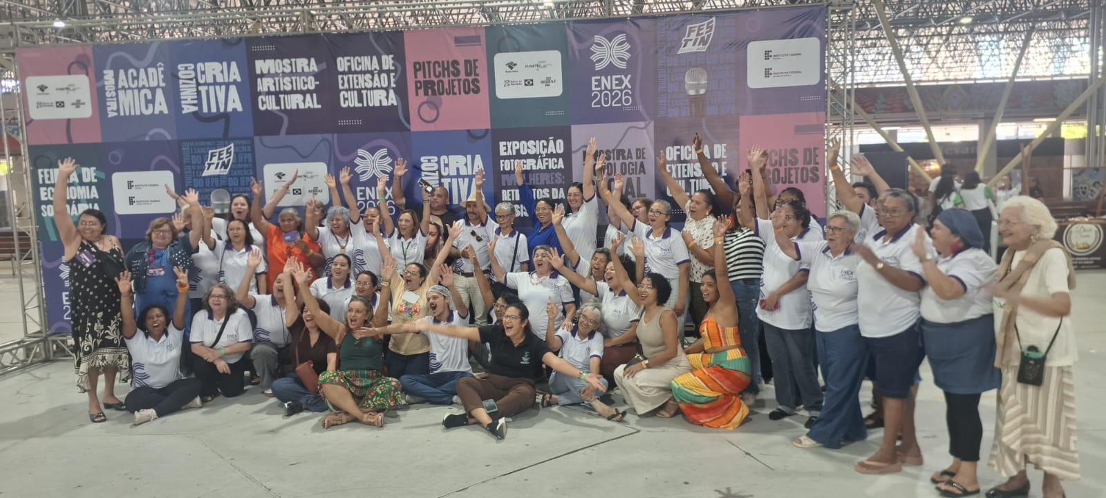 Grupo de artesãos em foto realizada no evento