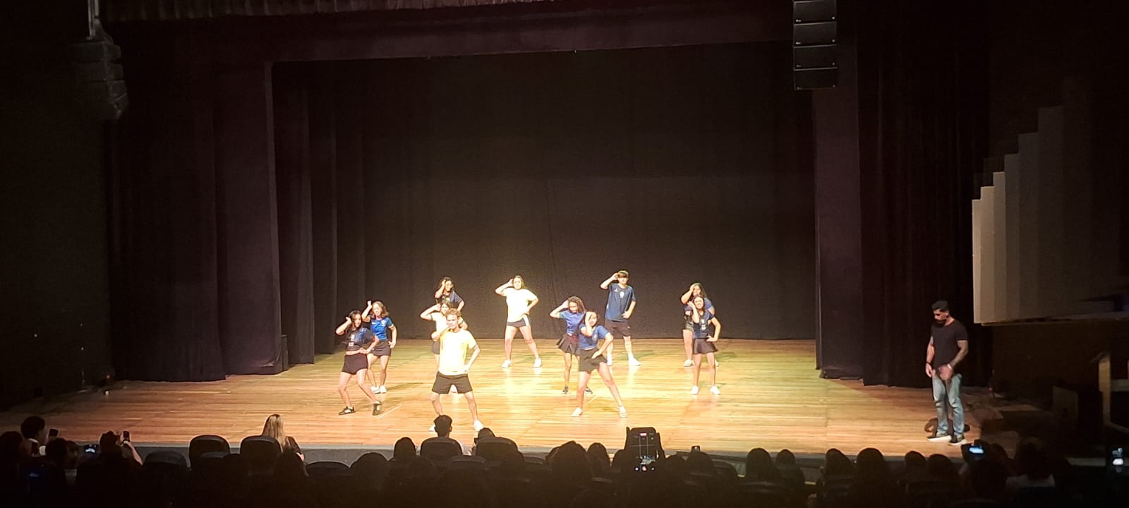 Apresentação de grupo de Dança no 8º ENEX