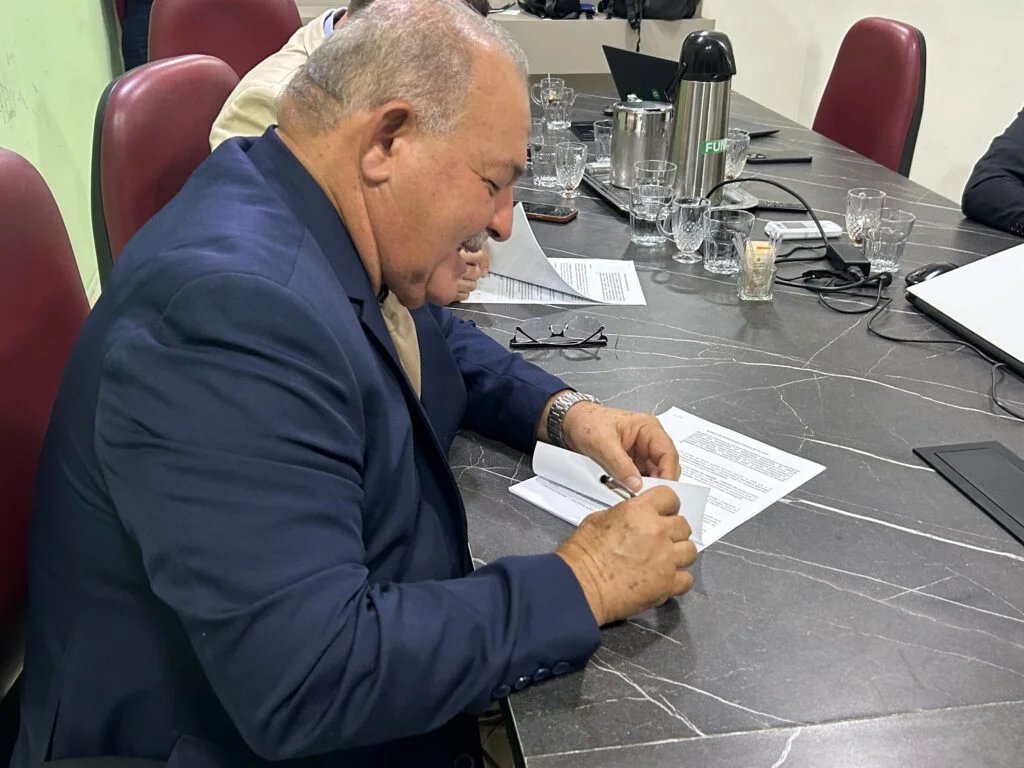 Prefeito de Patos Jacob Souto assina pacto de Cooperação junto ao Farol Digital e FUNETEC